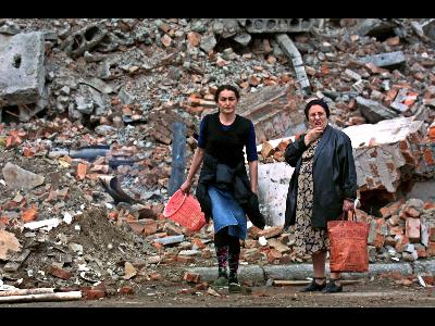 Women and rubble